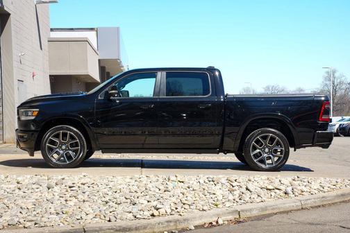 Diamond Black Crystal Pearlcoat 2019 RAM 1500 Laramie