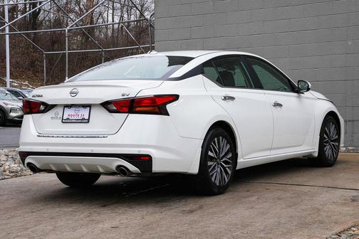 Pearl White Tricoat 2023 Nissan Altima 2.5 SV