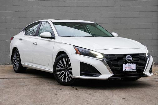 Pearl White Tricoat 2023 Nissan Altima 2.5 SV
