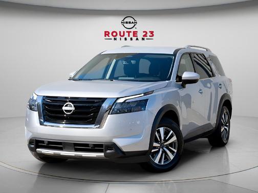 Brilliant Silver Metallic 2025 Nissan Pathfinder SL 4WD