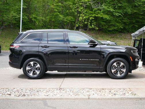 Diamond Black Crystal Pearlcoat 2023 Jeep Grand Cherokee 4xe Base