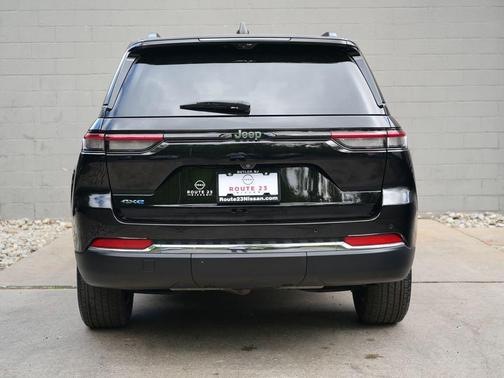 Diamond Black Crystal Pearlcoat 2023 Jeep Grand Cherokee 4xe Base