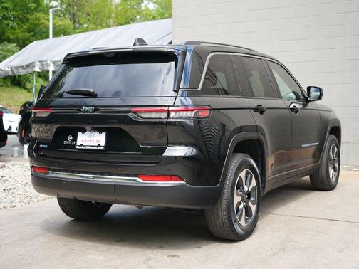 Diamond Black Crystal Pearlcoat 2023 Jeep Grand Cherokee 4xe Base