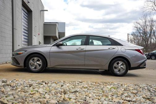 Fluid Metal 2025 Hyundai ELANTRA SE