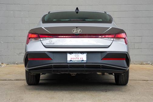 Fluid Metal 2025 Hyundai ELANTRA SE