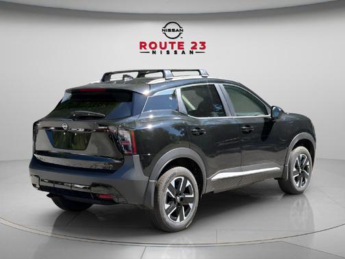 Super Black 2027 Nissan Kicks SV