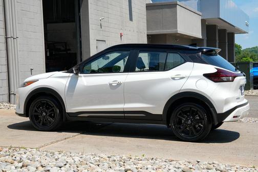 Super Black 2023 Nissan Kicks SR