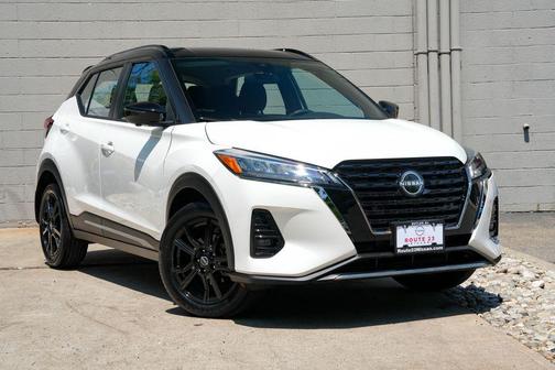 Super Black 2023 Nissan Kicks SR