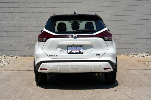 Super Black 2023 Nissan Kicks SR