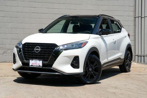 Super Black 2023 Nissan Kicks SR
