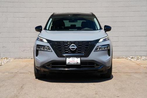 Boulder Gray Pearl/Super Black 2023 Nissan Rogue SV