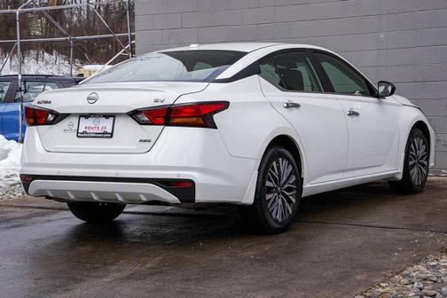 Pearl White Tricoat 2024 Nissan Altima 2.5 SV