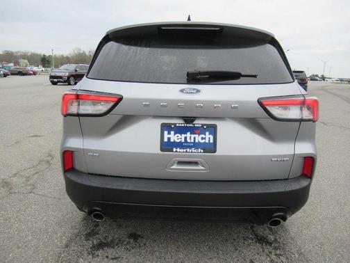 Iconic Silver Metallic 2022 Ford Escape SE