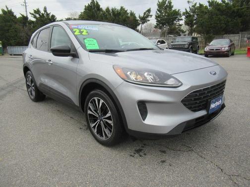 Iconic Silver Metallic 2022 Ford Escape SE