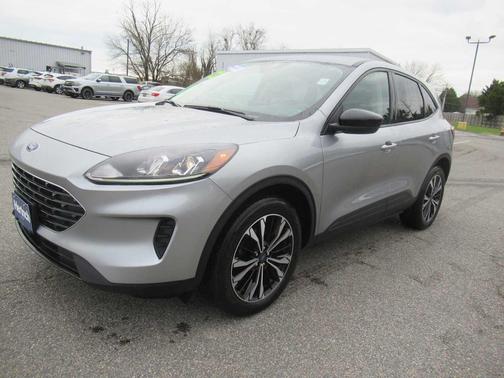 Iconic Silver Metallic 2022 Ford Escape SE