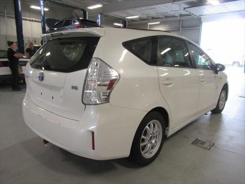 2014 Toyota Prius v Five