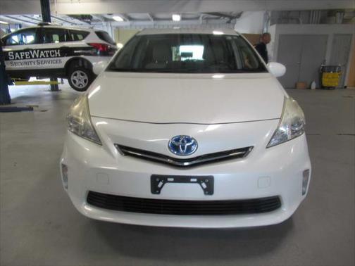 2014 Toyota Prius v Five