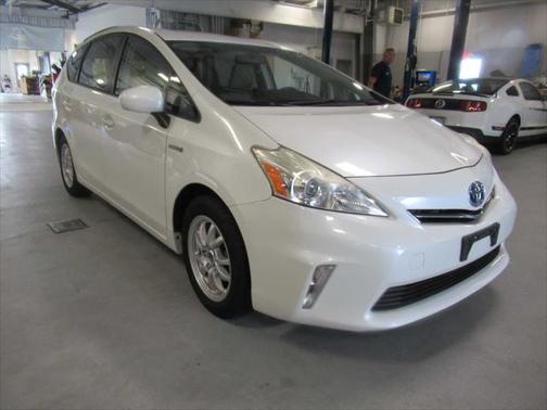 2014 Toyota Prius v Five