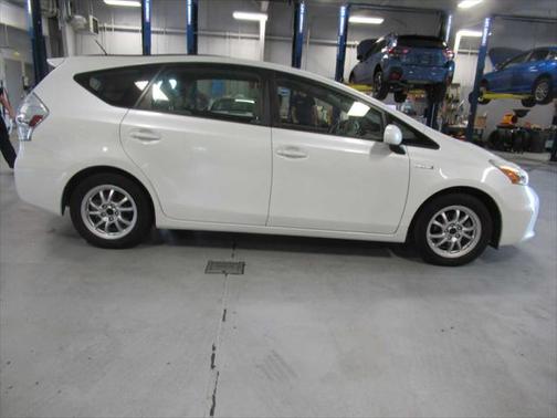 2014 Toyota Prius v Five