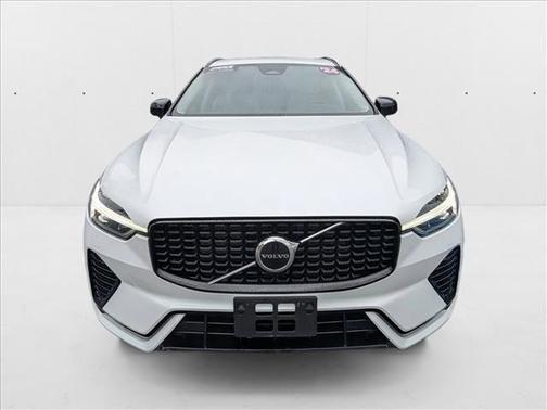 2024 Volvo XC60 B5 Core Dark Theme