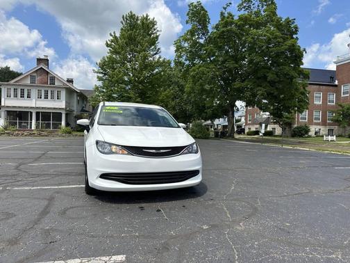 Bright White Clearcoat 2017 Chrysler Pacifica Touring