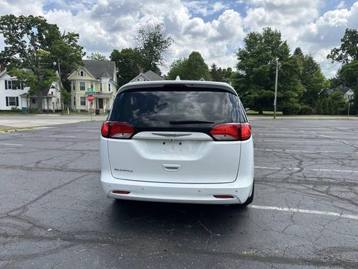Bright White Clearcoat 2017 Chrysler Pacifica Touring