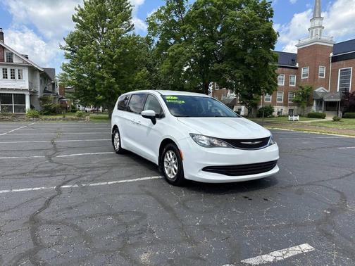 Bright White Clearcoat 2017 Chrysler Pacifica Touring