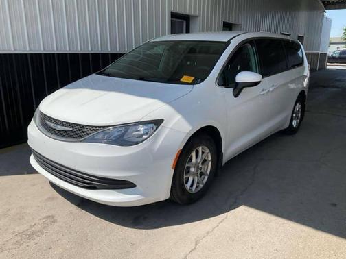 Bright White Clearcoat 2017 Chrysler Pacifica Touring