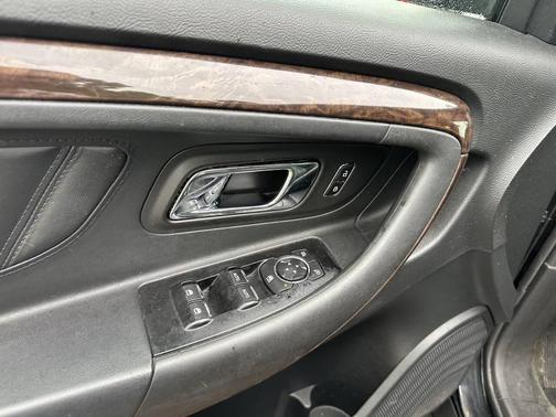 Tuxedo Black Metallic 2013 Ford Taurus Limited