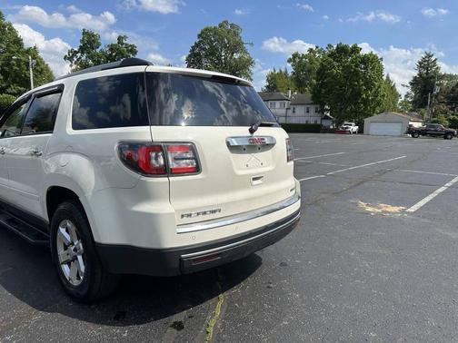 White 2014 GMC Acadia SLE-2