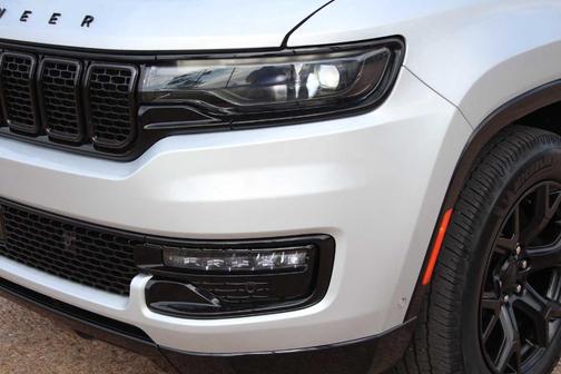 Silver Zynith 2023 Jeep Wagoneer Series II