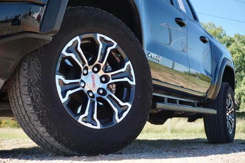 Onyx Black 2025 GMC Canyon AT4