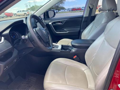 2020 Toyota RAV4 Hybrid XLE