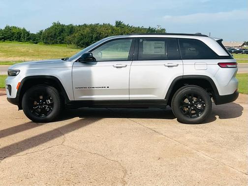 2025 Jeep Grand Cherokee Laredo