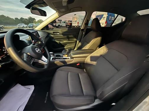 Brilliant Silver Metallic 2025 Nissan Altima SV