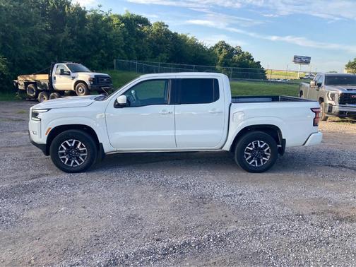 Glacier White 2023 Nissan Frontier SV