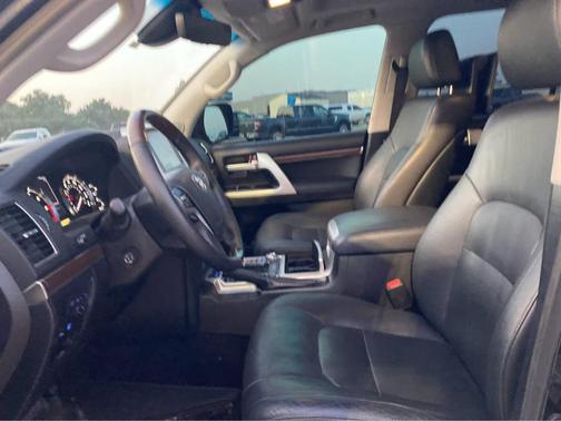 2016 Toyota Land Cruiser V8