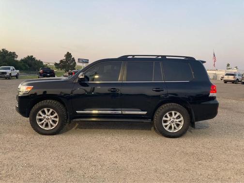 2016 Toyota Land Cruiser V8