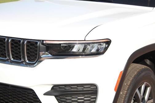 Bright White Clearcoat 2027 Jeep Grand Cherokee Laredo X