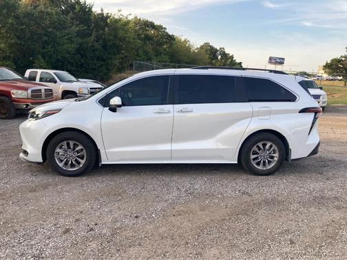 Wind Chill Pearl 2026 Toyota Sienna XLE