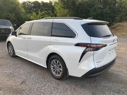 Wind Chill Pearl 2026 Toyota Sienna XLE