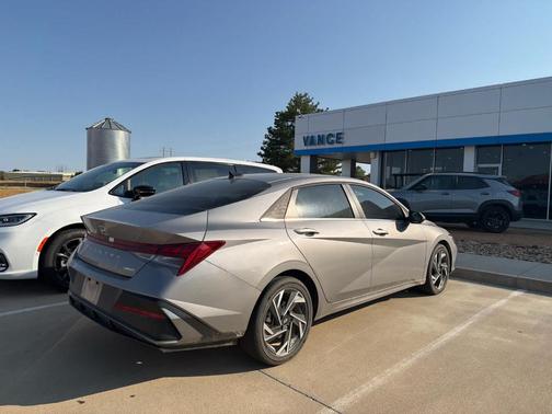 Metal 2025 Hyundai ELANTRA Limited