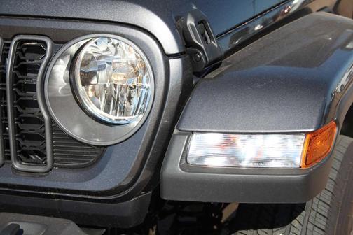 Granite Crystal Clearcoat Metallic 2026 Jeep Gladiator Sport