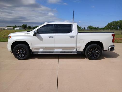 Iridescent Pearl Tricoat 2023 Chevrolet Silverado 1500 High Country
