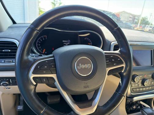 Bright White Clearcoat 2021 Jeep Grand Cherokee Laredo E