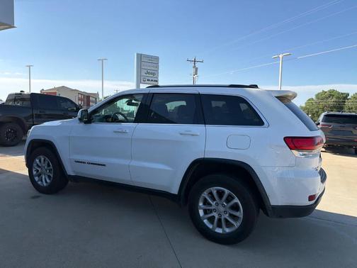 Bright White Clearcoat 2021 Jeep Grand Cherokee Laredo E