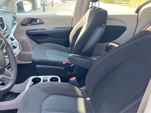 Bright White Clearcoat 2022 Chrysler Voyager LX