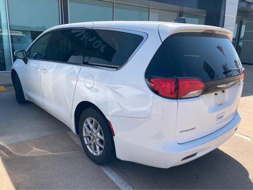 Bright White Clearcoat 2022 Chrysler Voyager LX