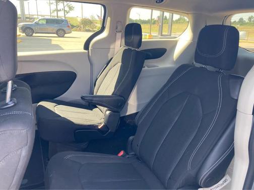 Bright White Clearcoat 2022 Chrysler Voyager LX