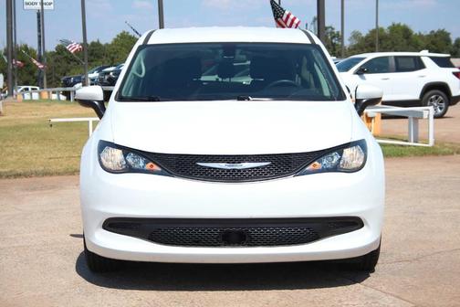Bright White Clearcoat 2022 Chrysler Voyager LX